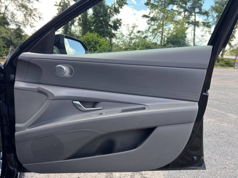 Used 2021 Hyundai Elantra SE image 15