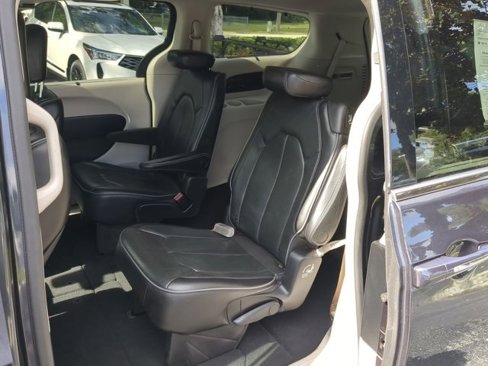 Used 2020 Chrysler Pacifica Limited image 12