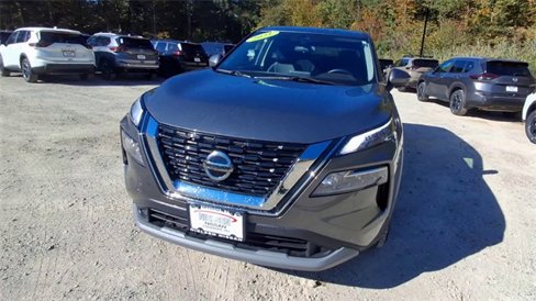 Used 2021 Nissan Rogue SV image 3