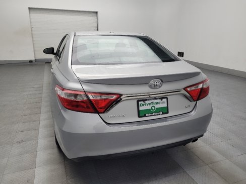 Used 2017 Toyota Camry SE image 6