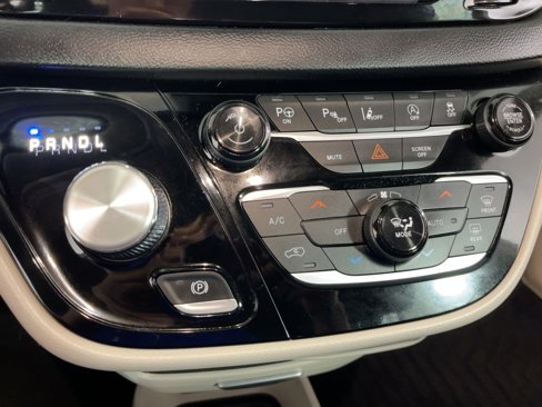 Used 2020 Chrysler Pacifica Touring-L w/ Advanced Safetytec Group image 14