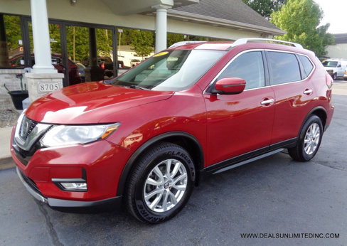 Used 2017 Nissan Rogue SV image 1