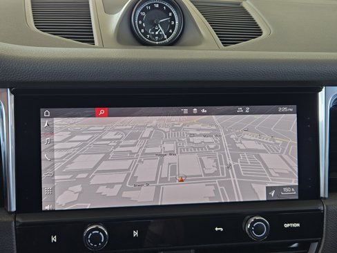 Certified 2025 Porsche Macan image 18