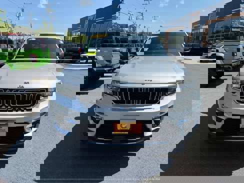 Used 2023 Jeep Grand Cherokee 4WD 4xe image 2