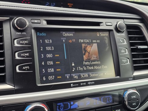 Used 2017 Toyota Highlander LE image 23