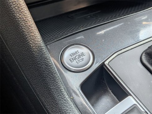 Used 2020 Volkswagen Tiguan SE image 15