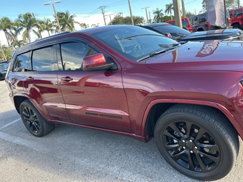 Used 2018 Jeep Grand Cherokee Altitude image 2