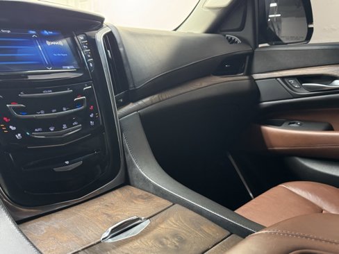 Used 2015 Cadillac Escalade Luxury image 26
