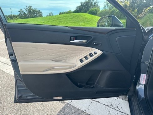 Used 2020 Toyota Avalon Limited image 7