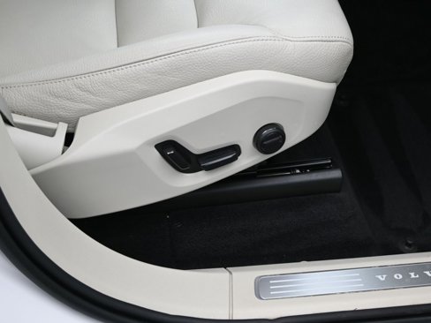 Certified 2024 Volvo XC90 B6 Plus image 38