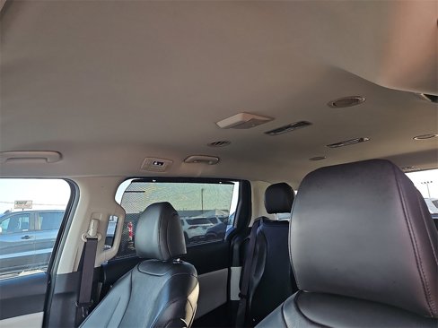 Used 2022 Kia Carnival EX image 19