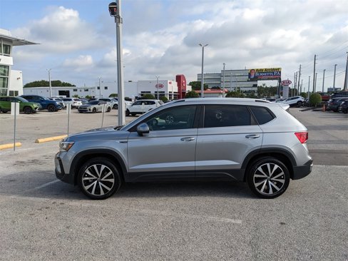 Certified 2024 Volkswagen Taos SE image 4