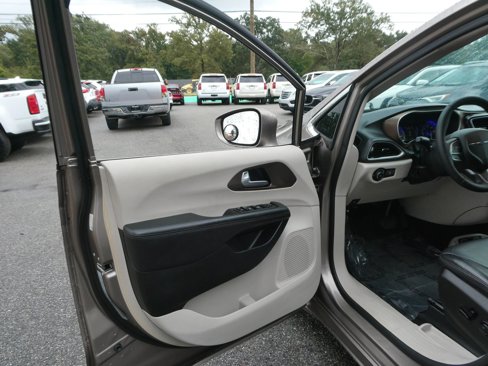 Used 2018 Chrysler Pacifica Touring-L image 11
