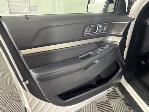 Used 2018 Ford Explorer XLT w/ Equipment Group 202A image 12