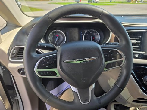 Used 2022 Chrysler Voyager LX image 11