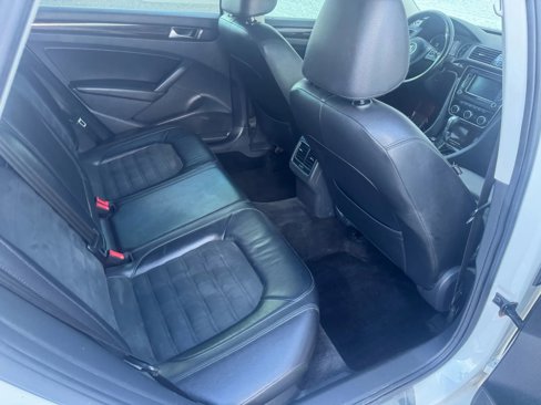 Used 2015 Volkswagen Passat TDI SEL Premium image 18