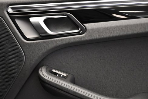 Certified 2025 Porsche Macan Turbo image 53