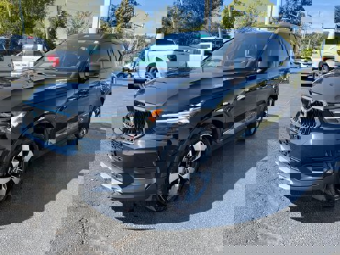 Used 2020 Volvo XC40 T5 Momentum image 3