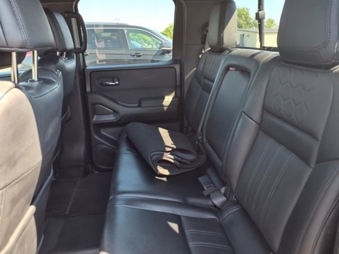 Used 2022 Nissan Frontier PRO-4X image 9