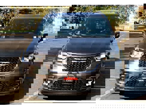 Used 2022 Chrysler Pacifica Touring image 3