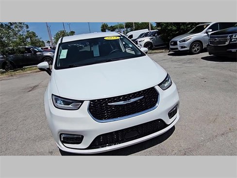 Used 2023 Chrysler Pacifica Touring-L image 29