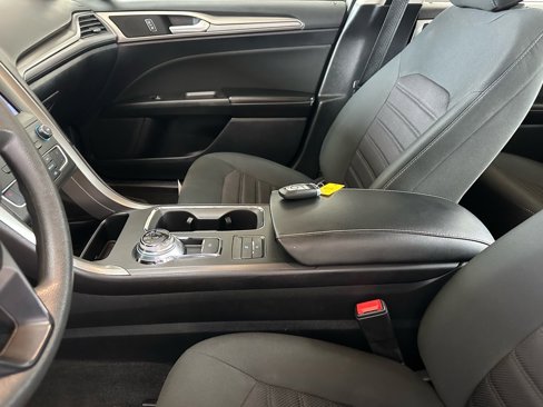 Used 2020 Ford Fusion SE image 22