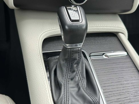 Used 2020 Volvo XC90 T5 Momentum w/ Protection Package Premier image 31