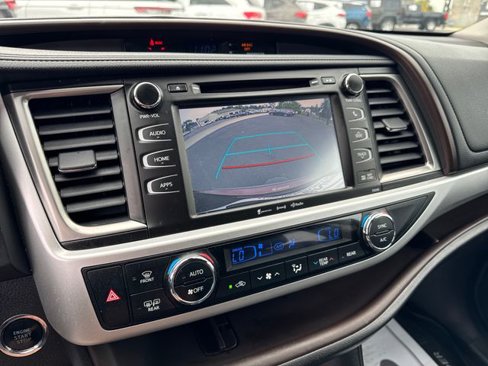 Used 2019 Toyota Highlander XLE image 23