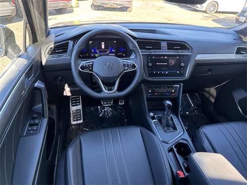 Certified 2022 Volkswagen Tiguan SE R-Line image 10