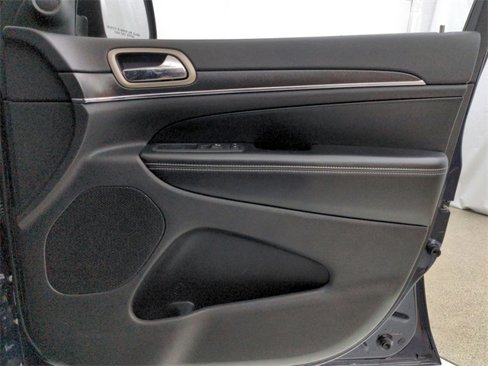 Used 2017 Jeep Grand Cherokee Limited image 38