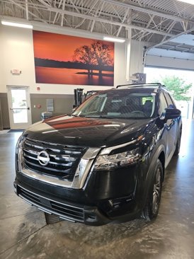 Used 2022 Nissan Pathfinder SV image 2