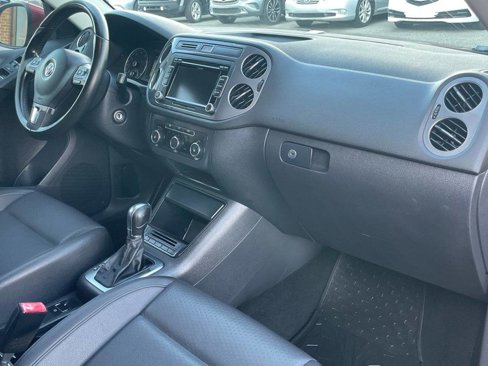 Used 2012 Volkswagen Tiguan SE image 18