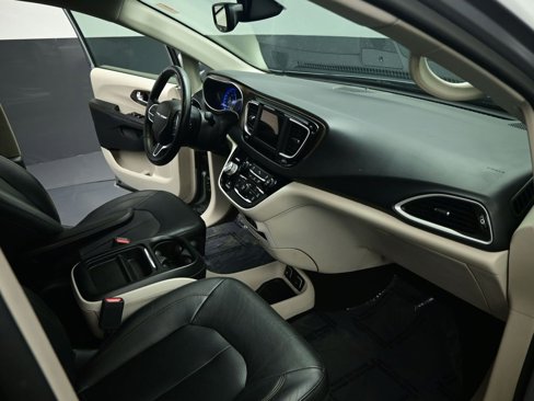 Used 2019 Chrysler Pacifica Touring-L image 20
