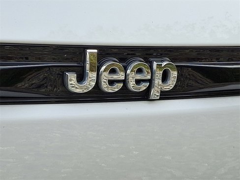 Used 2022 Jeep Grand Cherokee Limited image 32