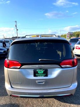 Used 2019 Chrysler Pacifica Touring-L image 26