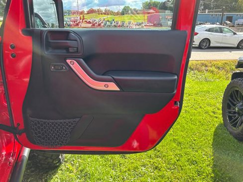 Used 2016 Jeep Wrangler Unlimited Rubicon w/ Connectivity Group image 21