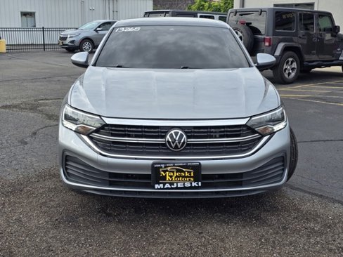 Used 2023 Volkswagen Jetta SE image 2