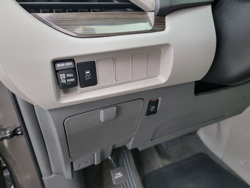 Used 2018 Toyota Sienna XLE image 22