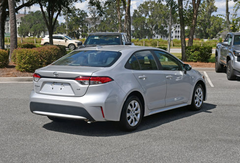 Used 2022 Toyota Corolla LE image 4