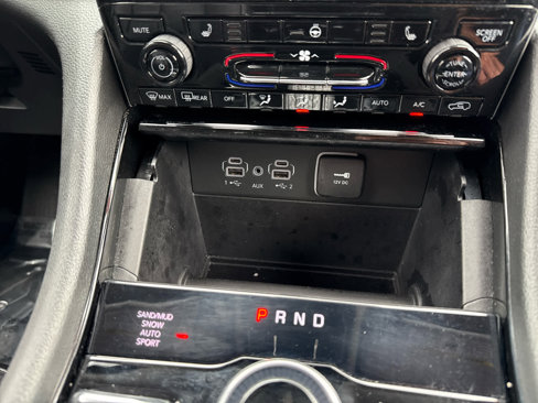 Used 2023 Jeep Grand Cherokee Limited w/ Black Appearance Package image 32