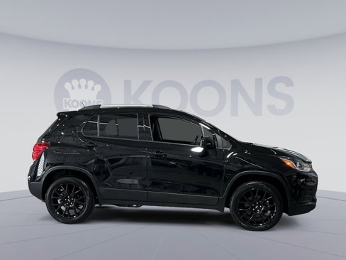 Used 2022 Chevrolet Trax LT w/ Midnight Edition image 17
