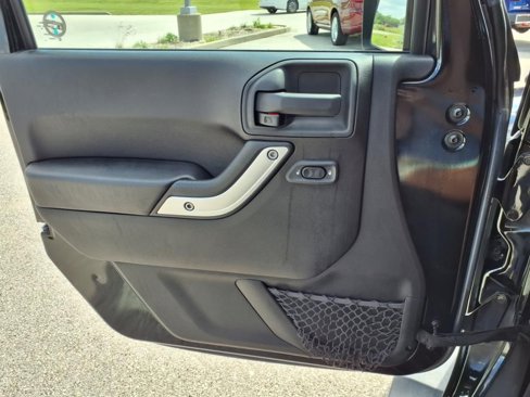 Used 2015 Jeep Wrangler Sahara w/ Dual Top Group image 17