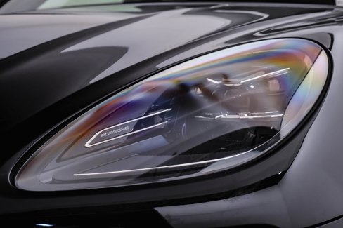 Certified 2025 Porsche Macan Turbo image 7