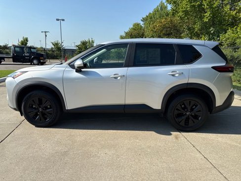 Used 2023 Nissan Rogue SV image 2
