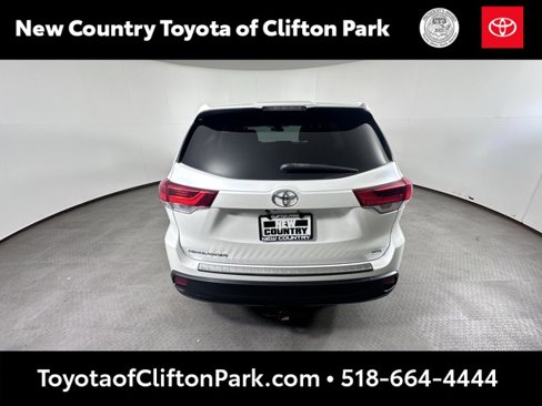 Used 2018 Toyota Highlander LE image 4