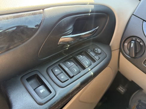 Used 2014 Dodge Grand Caravan SXT w/ Rear Park Assist Package image 25