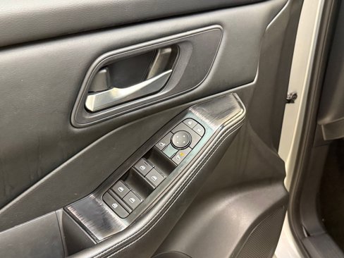 Used 2024 Nissan Rogue SV image 24