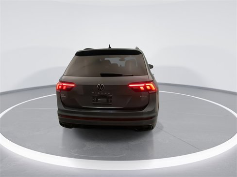 Used 2022 Volkswagen Tiguan SE R-Line image 3