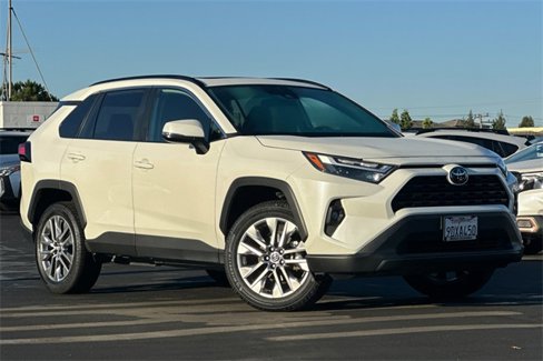 Used 2022 Toyota RAV4 XLE Premium image 2