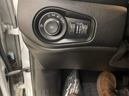 Used 2017 Jeep Renegade Altitude image 18